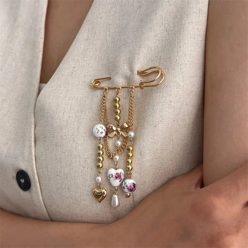 Black Crystal Tassel Brooch Metal Chain Pendant Tassel Brooch for Women Personality Charm Clothes Bag Pins Jewelry Accessories